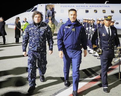 El presidente argentino, Javier Milei, y el ministro de Defensa, Luis Petri, a principios de mes en Ushuaia, al sur del país.