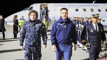 El presidente argentino, Javier Milei, y el ministro de Defensa, Luis Petri, a principios de mes en Ushuaia, al sur del país.