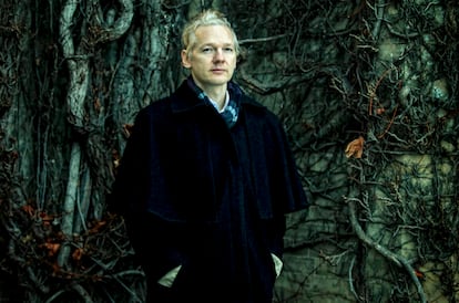 El fundador de Wikileaks, Julian Assange, en la finca de Bungay (Reino Unido), donde se hospedó durante su periodo de libertad bajo fianza, por un supuesto delito de violación (2010).