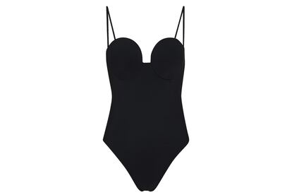 Magda Butrym también ha lanzado este verano su primera línea de baño. El minimalismo marca la pauta, aunque sus diseños cuentan con detalles como este bustier que hace del escote corazón el auténtico protagonista.