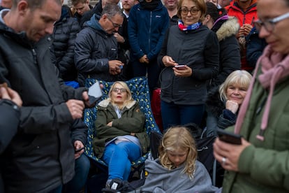 El público, congregado a lo largo del recorrido por el que pasaría la comitiva fúnebre, llevaba horas esperando al comienzo del funeral.