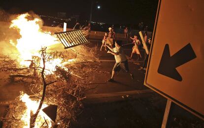 Moradores da região de São Paulo que dependem do sistema de água da Cantareira bloqueiam uma estrada durante um protesto pelo racionamento contínuo de água durante oito meses, como resultado de uma seca recorde, em foto tirada no dia 27 de outubro de 2014. Na época, o sistema Cantareira, que abastece a maior parte de São Paulo, sofreu a pior seca em 80 anos, com o menor nível de água já registrado.