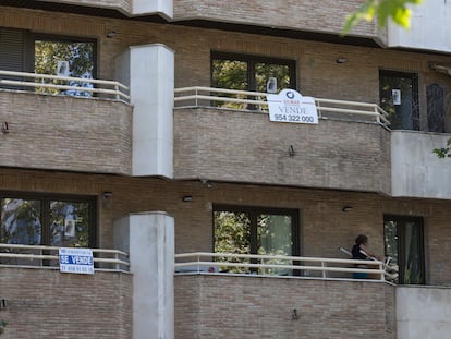 Carteles de venta de vivienda en Sevilla, el pasado septiembre.