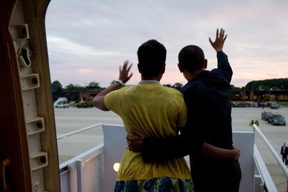 La pareja presidencial saluda abrazados por la espalda desde el Air Force One, en Washington DC, antes de partir hacia Moscú (Rusia) en julio de 2009.