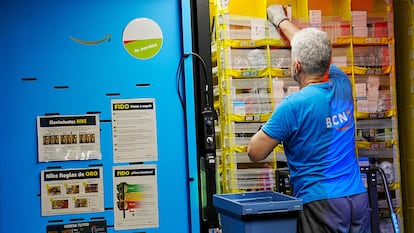 Un trabajador en un centro de Amazon en El Prat de Llobregat (Barcelona), donde se gestionan más de 1 millón de productos durante las 24 horas del día. EFE/Alejandro García