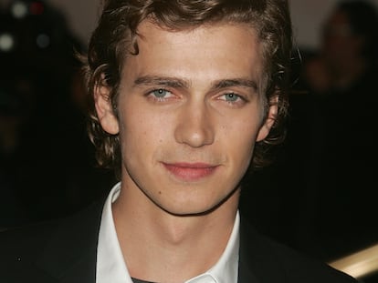 Hayden Christensen perfecciona su mirada ganadora ante una de las cámaras que cubrían la gala del MET celebrada en Nueva York en el año 2005, cuando su carrera iba en ascenso.