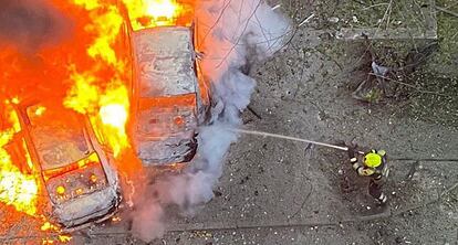 Un bombero extinguía este domingo un inccendio tras un ataque con cohetes rusos en Oltava.