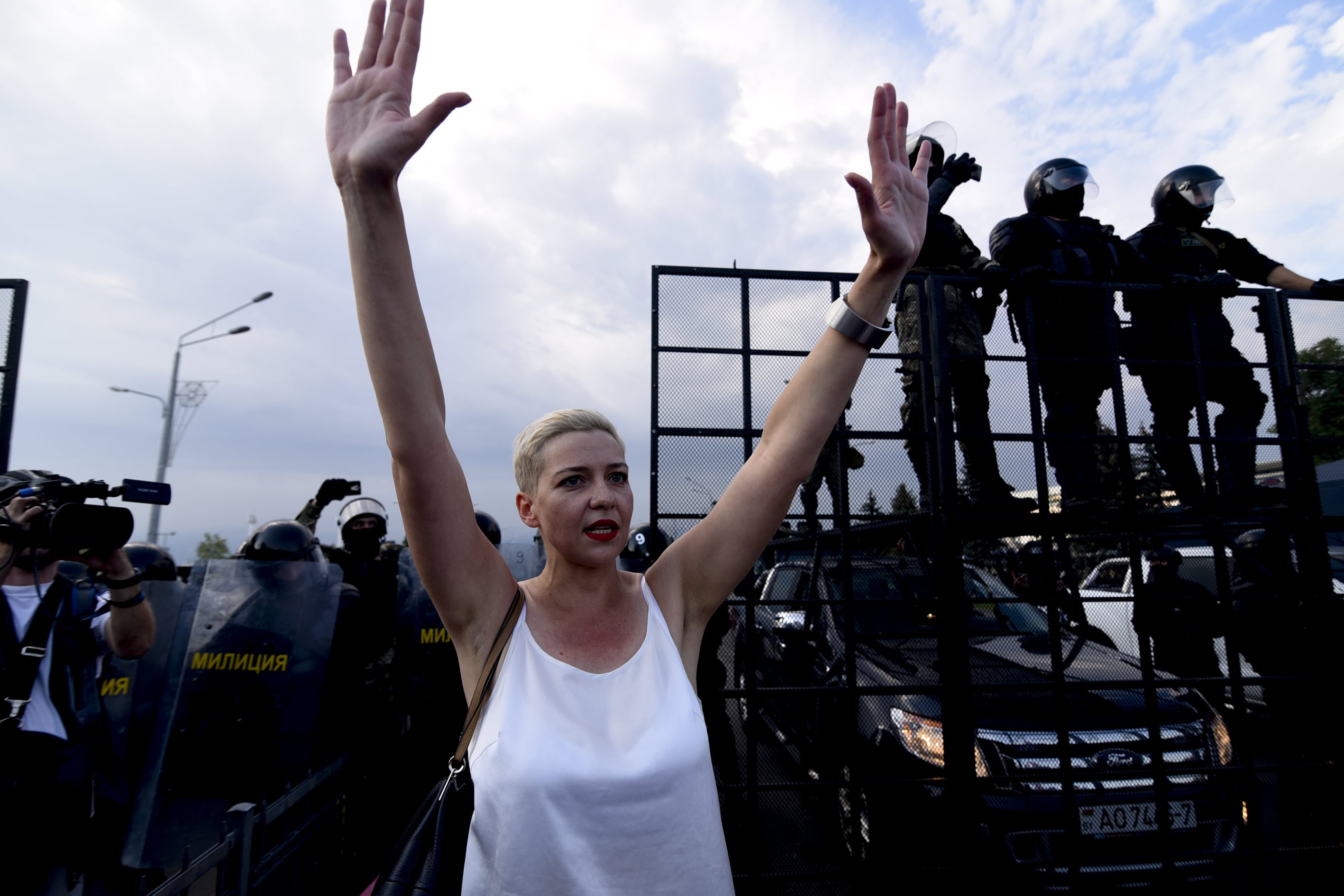 Maria Kolesnikova diante das forças de segurança bielorrussas em Minsk, 30 de agosto de 2020.