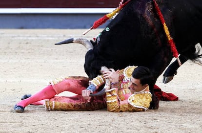 Paco Ureña con su segundo toro.