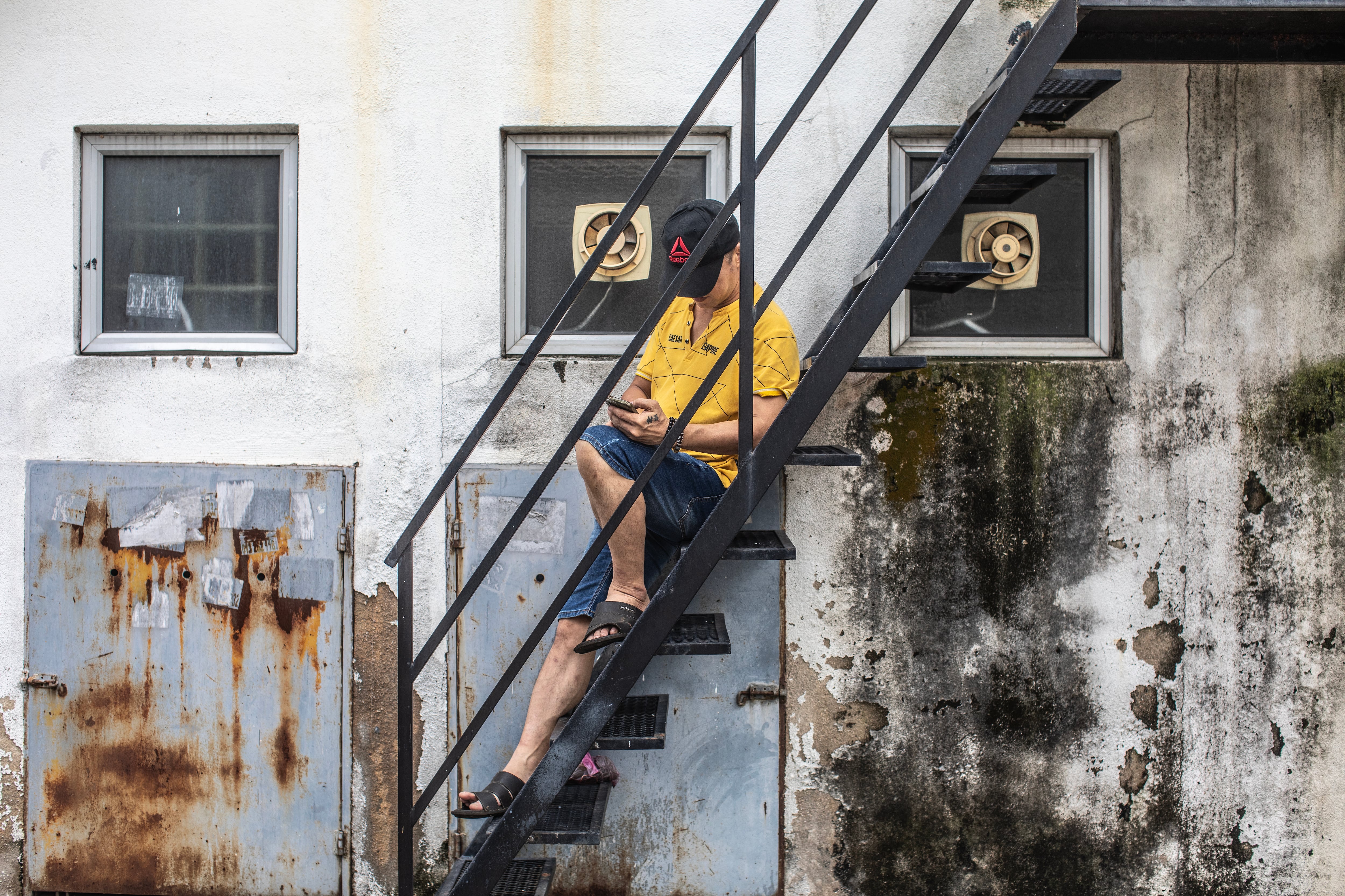 Andrew, quien también fue engañado por una oferta de trabajo falsa y acabó como ciberesclavo en una fábrica de estafas camboyana, en Kuala Lumpur, Malasia el 17 de mayo de 2024.