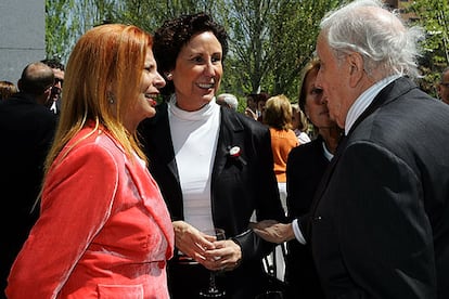 La política socialista Carmen Alborch (izquierda) con las galeristas Oliva Arauna y Soledad Lorenzo y el editor Francisco Pérez González.