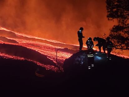 Members of the Emergency Military Unit collect lava samples from the volcano on La Palma.