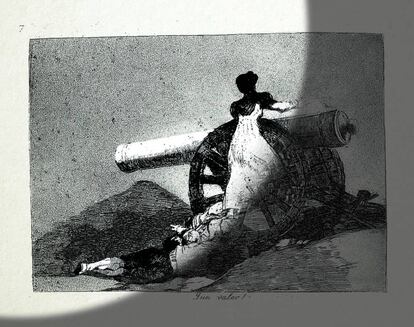 'Cuando cuento estás solo tú... pero cuando miro hay solo una sombra' (detalle), 2012-2013, perteneciente a la serie de 80 fotograbados con animación proyectada, una reinterpretación de los 'Desastres de la Guerra, de Goya.