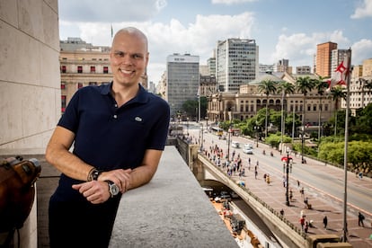 O prefeito Bruno Covas em uma varanda na sede do executivo municipal.