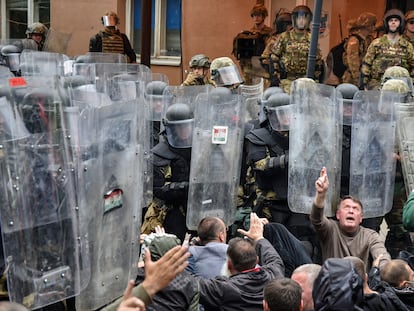 Manifestantes serbokosovares se sientan en el suelo frente a soldados de la Fuerza de Kosovo (KFOR) de la OTAN en la ciudad de Zvecan, en Kosovo.