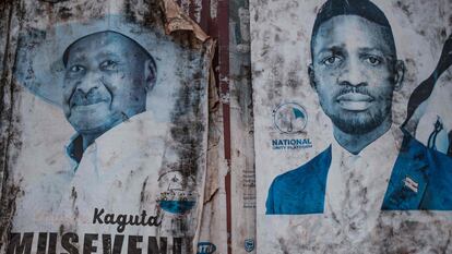 Carteles con los rostros de los dos candidatos más populares a las elecciones ugandesas, previstas para el 14 de enero de 2021, en una calle de Kampala, capital de Uganda. A la izquierda, el actual presidente, Yoweri Museveni. A la derecha, el opositor Robert Kyagulanyi, también conocido como Bobi Wine, antes cantante de música popular muy famoso en el país y ahora aspirante a dirigir su país.