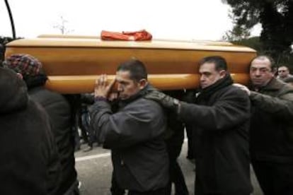 Compañeros de los dos mineros fallecidos en accidente en la Minas de Potasa de Súria el pasado viernes llevan a hombros los féretros desde el tanatorio a la Església de Sant Cristòfol, donde tiene lugar hoy el funeral.