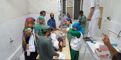 Evangeline Cua (con pañuelo morado) trata a un herido tras el bombardeo que sufrió el hospital de Kunduz el 3 de octubre.