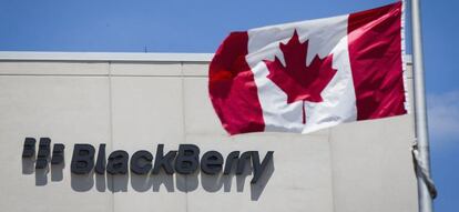 Una bandera canadiense frente a una sede de Blackberry.