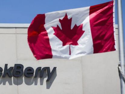 Una bandera canadiense frente a una sede de Blackberry.
