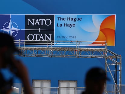 Un cartel que anuncia la cumbre de la OTAN en La Haya, Países Bajos, este sábado.