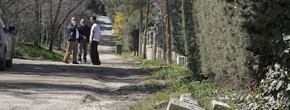 Una de las calles de Montencinar, sin asfalto, farolas o alcantarillas.