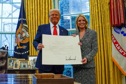 Donald Trump y la fiscal general Pam Bondi en la Casa Blanca, el 5 de febrero, en el juramento de su cargo.