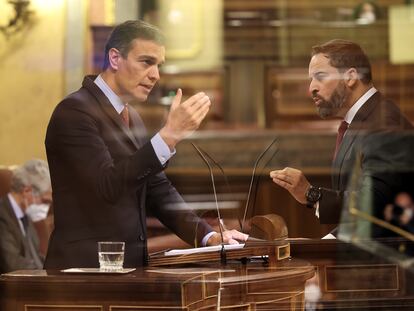 El presidente del Gobierno, Pedro Sánchez, y el líder de Voz, Santiago Abascal, durante la anterior moción de censura de la formación ultra.