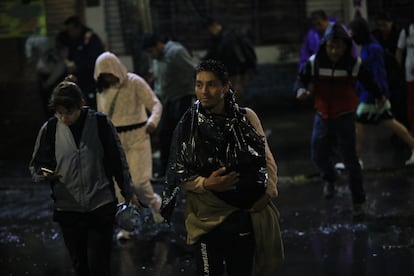Capitalinos desalojan el metro Guelatao tras la suspensión del servicio ocasionado por las fuertes lluvias, este dos de junio en Estado de México. 