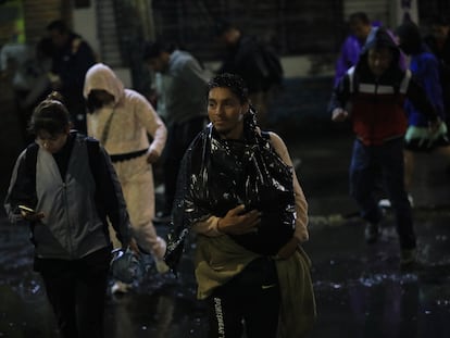 Capitalinos desalojan el metro Guelatao tras la suspensión del servicio ocasionado por las fuertes lluvias, este dos de junio en Estado de México.
