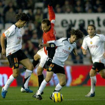 Aimar se lleva el balón superando a Farinós, ante Angulo y Baraja.