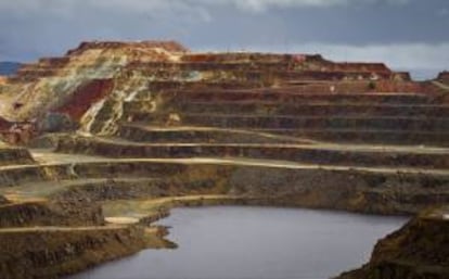 Las minas que dan nombre a la localidad onubense de Minas de Riotinto, que esperan pacientemente a que se firmen todos los permisos para poder volver a extraer su cobre, se han convertido en un inesperado recurso turístico gracias a la idea de unos empresarios de la zona.