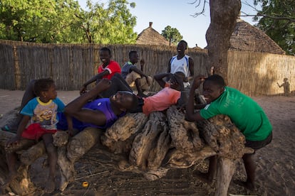 Jóvenes de una aldea de Fatick pasan el rato bajo un árbol. El éxodo rural es una constante en Senegal prácticamente desde su independencia. Miles de personas llegan cada año a Dakar y su extrarradio procedentes del interior en busca de una vida mejor. Así han surgido nuevas aglomeraciones urbanas como Pikine, Guediawaye, Mbao o Keur Massar, ciudades donde la pobreza y las malas condiciones de vida son más visibles.