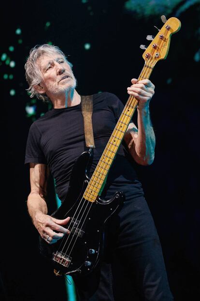 Roger Waters toca el bajo durante un concierto en Auckland, Nueva Zelanda.