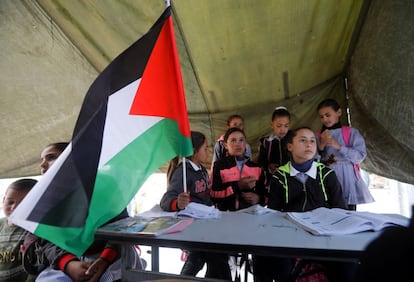 <p>Muchos niños palestinos tienen que estudiar en escuelas con poca protección contra el calor o el frío; algunos enfrentan viajes largos, retrasos en los controles militares, acoso y violencia, actividades militares en o alrededor de la escuela, o tienen que cruzar zonas militares y zonas de tiro. En Jerusalén Este, hay una escasez de aproximadamente 2.000 aulas, estima OCHA.</p> <p>La situación empeora en la Franja de Gaza, donde dos tercios de las escuelas se ven obligadas a operar en turnos dobles y en ocasiones triples, debido a la escasez de aulas. El Ministerio de Educación y Educación Superior lamenta una escasez de 800 docentes y personal administrativo en todo el país.</p> <p>Varios niños palestinos estudian dentro de tiendas de campaña en la localidad palestina de Zanoba, cerca de la ciudad cisjordana de Hebrón, hoy 10 de abril de 2018.</p>