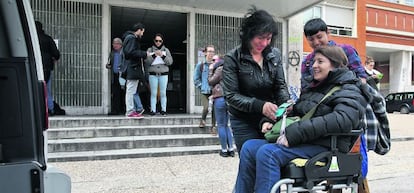 Carmen Berm&uacute;dez, profesora de Historia del Arte en la UCM, a su llegada a la facultad en taxi.