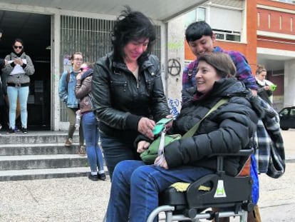 Carmen Berm&uacute;dez, profesora de Historia del Arte en la UCM, a su llegada a la facultad en taxi.