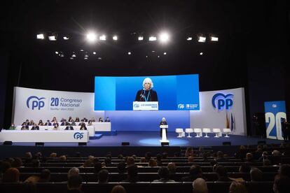 La portavoz de la mesa, Teófila Martínez, interviene este viernes durante el 20º congreso nacional del PP, en Sevilla.