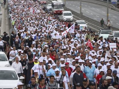 Simpatizantes del principal partido opositor turco, el CHP, durante una marcha a pie desde Estambul a Ankara.