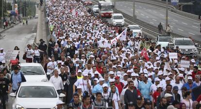 Simpatizantes del principal partido opositor turco, el CHP, durante una marcha a pie desde Estambul a Ankara.