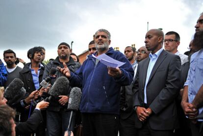 Tariq Jahan, padre de uno de los jóvenes atropellados en Birmingham, hace una declaración ante los medios cerca del lugar del crimen.