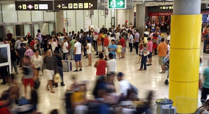Viajeros en la terminal T4, del aeropuerto Adolfo Su&aacute;rez Madrid-Barajas. 