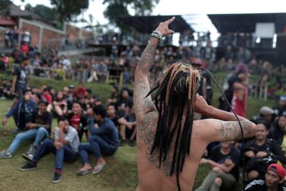 "Profeta Mahoma para siempre", corean los jóvenes músicos musulmanes indonesios. Pero en vez de una mezquita, los seguidores cantan en un concierto al aire libre con ‘pogo’ incluido. En la imagen, un cantante actúa durante un festival de música punk en Bandung (Indonesia).