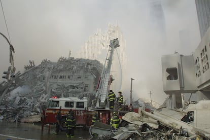 Los bomberos de Nueva York trabajan en el World Trade Center después de que dos aviones secuestrados se estrellaran contra las Torres Gemelas.