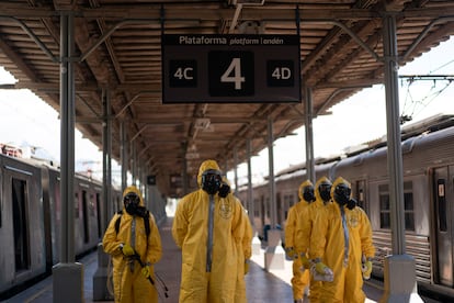 Soldados em formação antes de desinfectar trens em uma estação do Rio de Janeiro.