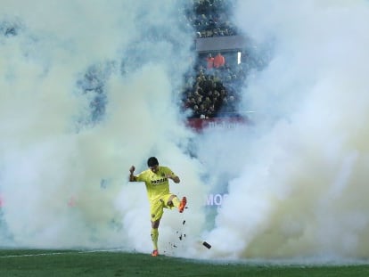 Pereira, delantero del Villarreal, rodeado de humo.