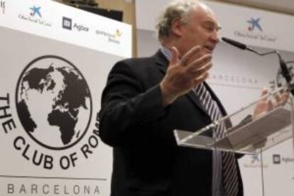 El secretario general del Club de Roma, Ian Johnson, durante la presentación de la primera sede en Barcelona de este lobby internacional de expertos de distintas disciplinas de todo el mundo, una oficina con vocación mediterránea que se suma a la que la organización tiene actualmente en la ciudad suiza de Wintherthur.