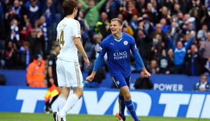 Albrighton celebra uno de los goles del Leicester. 