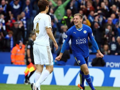 Albrighton celebra uno de los goles del Leicester. 