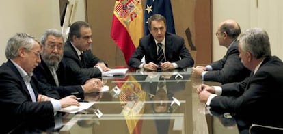 Los secretarios generales de CC OO y UGT junto con el ministerio de Trabajo, José Luis Rodríguez Zapatero y los presidentes de las patronales CEOE y CEPYME.